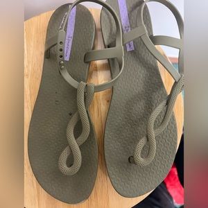 Great rubber sandals for the beach